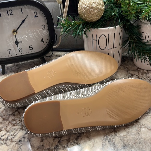 Gorgeous sparkly neutral Steve Madden size 9 flats. - Picture 3 of 4